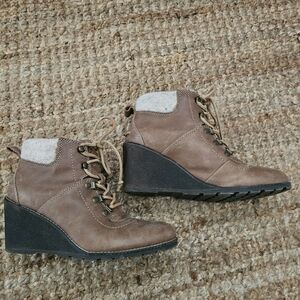 Sperry Celeste leather water resistant wedge ankle boots